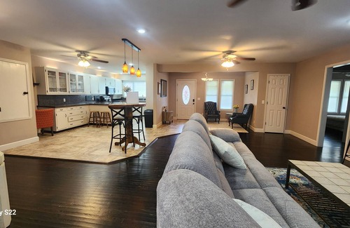 Clarksville House | Spacious 4 bedroom Downtown Clarksville