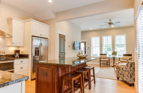Northeast Virginia Beach House | Spacious 4 BR Townhouse Walking Distance to the Beach and Boardwalk (412B)