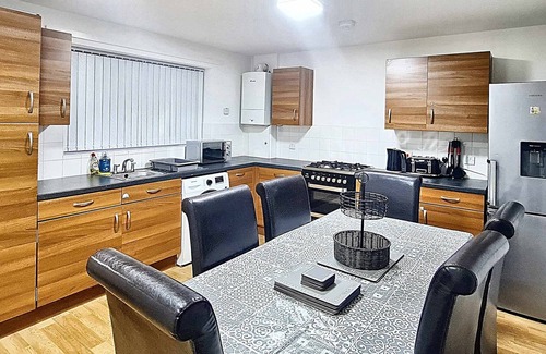 Manchester House | Spacious 4-Bed Home, Free Driveway Parking, 7 Minutes to Manchester City Centre