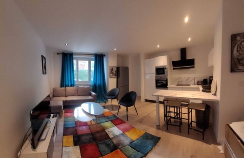 Neuville-sur-Saone Apartment | Spacious 4-room apartment in the center of Neuville-sur-saone