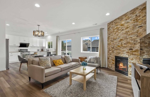 Bothell House | Spacious 4B|30-Day Minimum Stay|Pet-friendly|1st Floor BR|Flex-Lease #41847