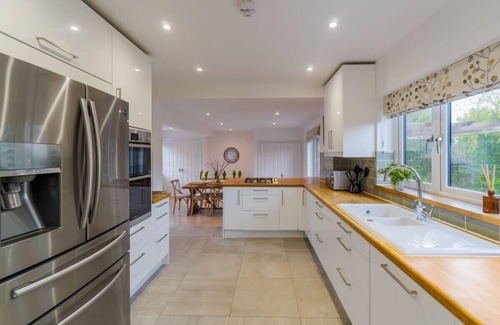 Windsor House | Spacious 4Bed Home: Elegant, Garden & Parking