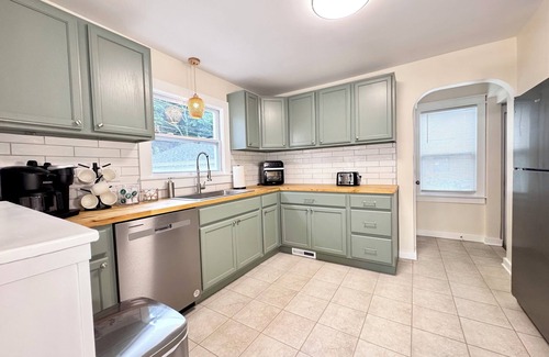 Lansing House | Spacious 4BR Home Near MSU & Downtown Lansing – Family Friendly