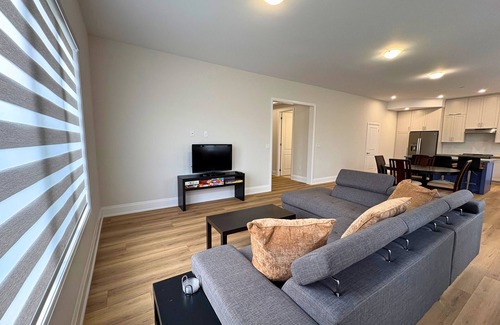 Alcona House | Spacious 4BR Home Steps from the Lake β π‘ The Diamond by Innisfil Beach