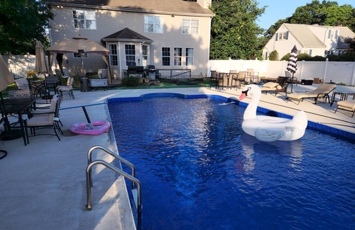 Ronkonkoma House | Spacious 4BR house Ronkonkoma, NY. Central AC, WiFi.heated pool, many extras