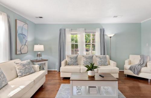 North Raleigh House | Spacious 4BR House Sleeps 9 Outdoor Lounge with Fire Pit plus Games