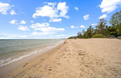 Greenbush Apartment | Spacious 4BR Lakefront Cottage - Perfect for Groups