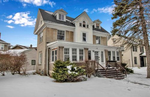 North Buffalo House | Spacious 4BR Near UB Niagara Falls - Pet Friendly