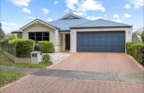 Vasse House | Spacious 4x2 Southwest Gem Perfect for Two Families, Steps from Top Attractions with Fun Spaces for Kids, separate areas for Adults and Big Savings