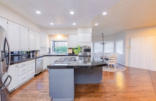 Wilkes House | Spacious 5,000+ sq ft house, Close to PDX Airport