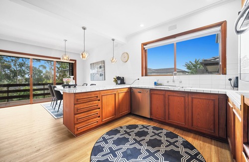 Endeavour Hills House | Spacious 5-Bedroom Home & Pool