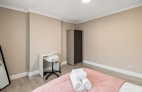 Upshire Apartment | Spacious 5 Bed house Waltham Abbey With Garden