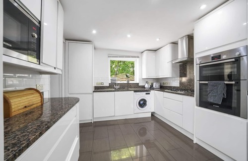 Larkfield House | Spacious 5-Bed House in Aylesford
