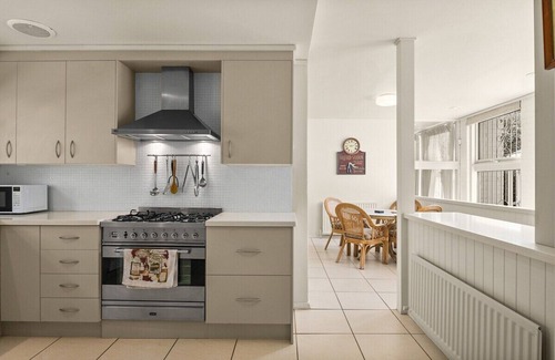 Burradoo House | Spacious 5-Bed House near Local Shops