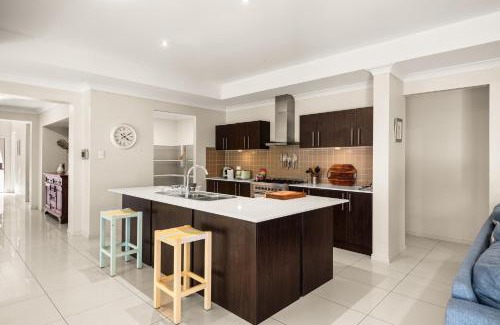 Nerang House | Spacious 5-Bed Retreat with Hot Tub & Pool