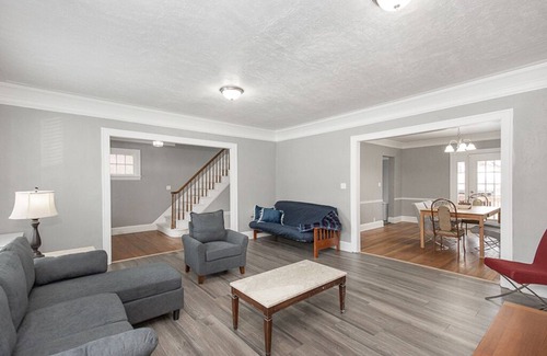 Cleveland House | Spacious 5 bedroom home near CWRU/hospitals!