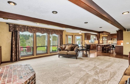 Meadow Glade House | Spacious 5-bedroom house in charming Battle Ground with WiFi, AC