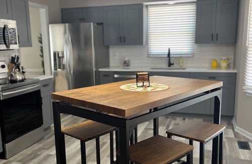 Overland Park House | Spacious 5-bedroom house in Overland Park