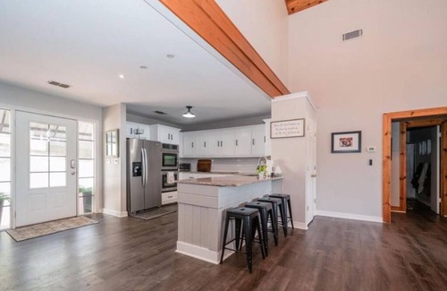 Gladewater House | Spacious 5-bedroom house with AC, WiFi in charming Gladewater