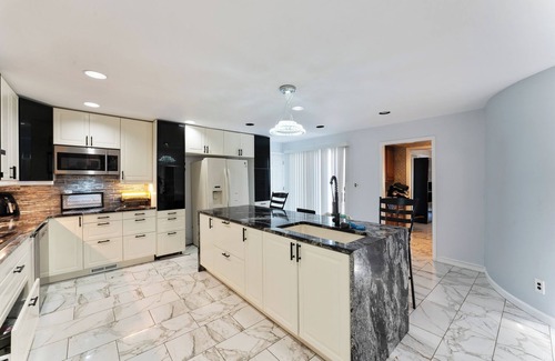 Bay Shore House | Spacious 5-bedroom house in charming Bay Shore with AC, WiFi