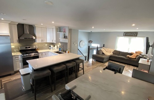 Woodridge House | Spacious 5-bedroom house in charming Woodridge with fence! Kid/pet friendly.