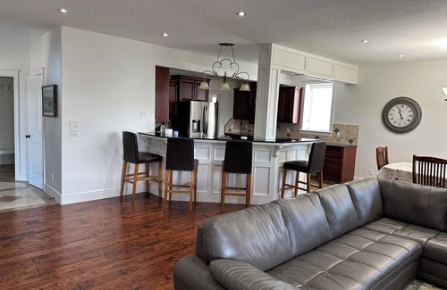 Raymond House | Spacious 5-bedroom house with WiFi, AC in amazing Raymond