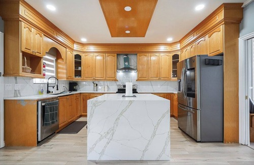 Surrey Newton House | Spacious 5-bedroom house with WiFi, AC in serene Surrey