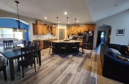 Black Wolf House | Spacious 5-bedroom house in charming Oshkosh with WiFi, fitness room
