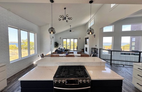 Brule House | Spacious 5-Bedroom House on Lake McConaughey – Lake front, WiFi, AC