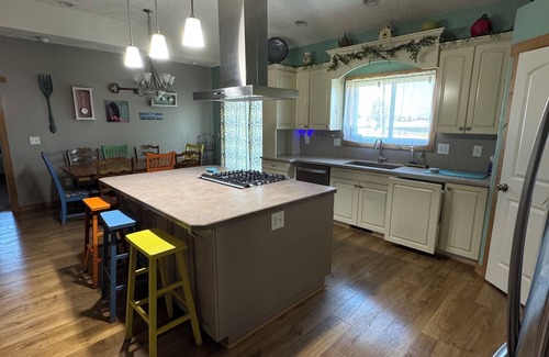 Cowley House | Spacious 5-bedroom house in charming Cowley with AC and a view of the Pryor Mtns