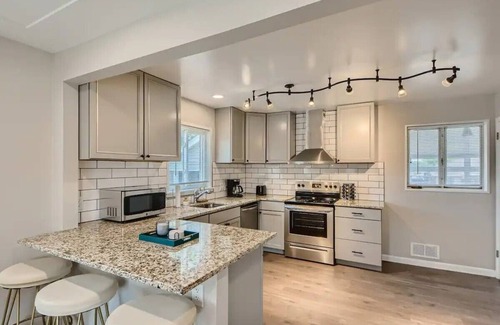 Twin Lakes House | Spacious 5-bedroom house - Modern, Pet/Family friendly and Centrally Located!