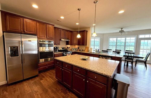 Purcellville House | Spacious 5-bedroom Lakefront View Home