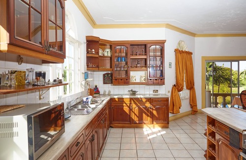 Runaway Bay Villa | Spacious 5 Bedroom Villa, Centrally Located, Near Beach.