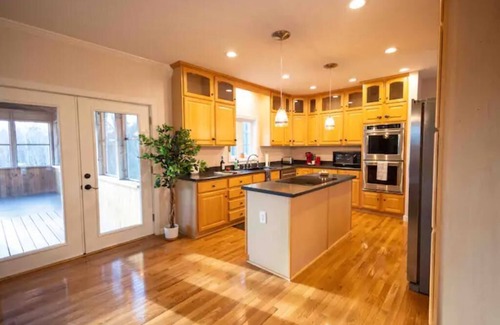 Tannersville House | Spacious 5 BR w/Mountaintop Views-2 Min to Hunter