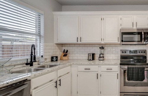 Grand Prairie House | Spacious 5BR/2.5B Home with Pool