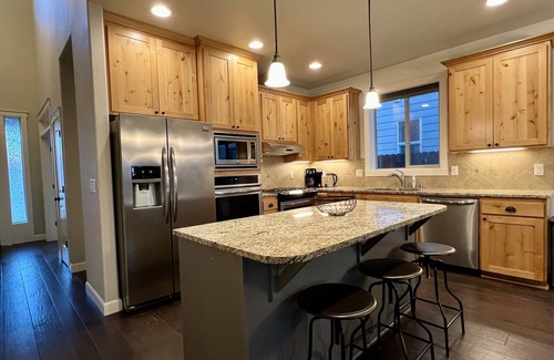 Vancouver House | Spacious 5BR Retreat, Hot Tub, Sleeps 12, Pets