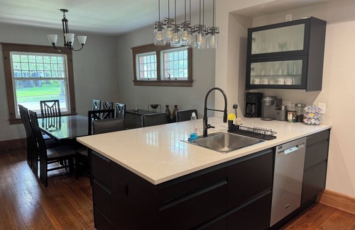 Old West Side House | Spacious 5BR Townhouse w/Roof Deck, Walk to Main St in Ann Arbor