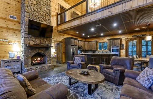 Hochatown Cabin | Spacious 5BR w/Pond + Hot Tub | Games + Sleeps 19