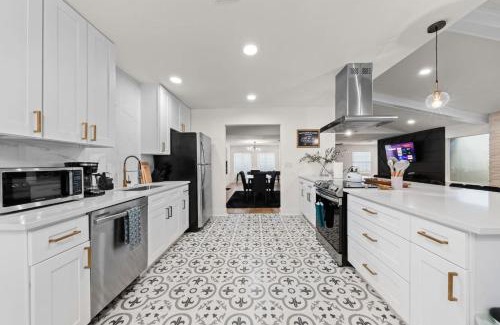 North San Antonio - SAT House | Spacious 6 Bed House near Airport, Pet-Friendly, Close to AFB