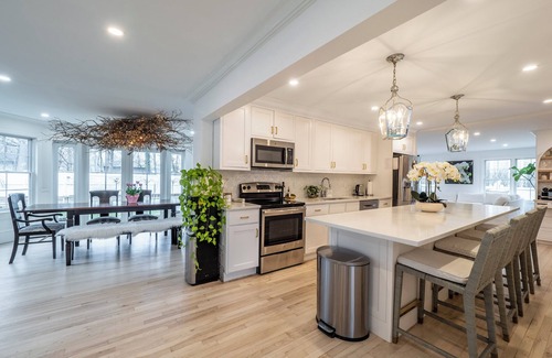 Westport House | Spacious 6-bedroom 4 bathroom Dream House, with salt water pool & stone hot tub.