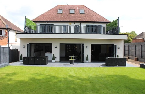 Nuneaton House | Spacious 6 bedroom home with outdoor dining area