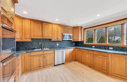 Dix Hills House | Spacious 6-bedroom house centrally located with pool in charming Dix Hills.