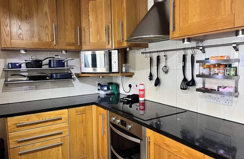 Crawley House | Spacious 6-bedroom house - 12 min from Gatwick