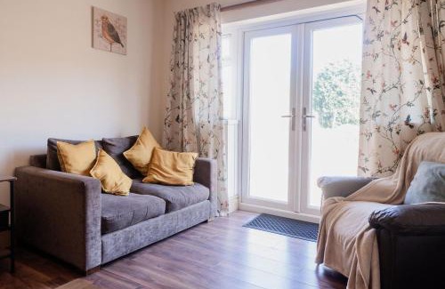 Dudley House | Spacious 6 bedroom House in Dudley with optional Nursery-Drive and Garage-Families and Contractors Welcome
