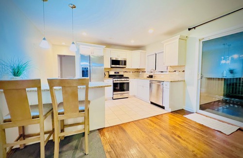 Edison House | Spacious 6-bedroom house in Edison near TopGolf & Supercharge with AC, WiFi