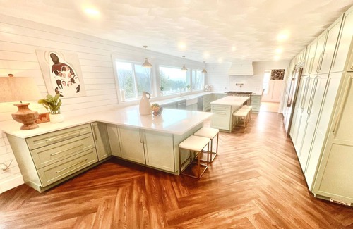 Vestal House | Spacious 6-bedroom house with AC, fitness room, pool, WiFi in charming Vestal