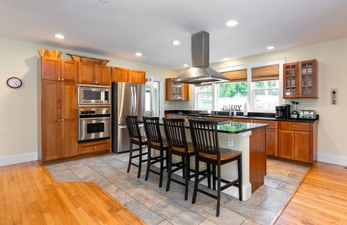 Laconia House | Spacious 6 Bedroom on Lake Winnisquam.