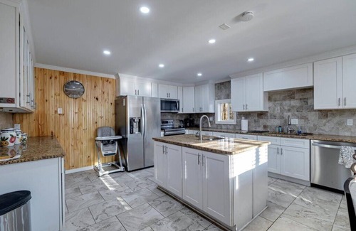 Pocono Lake House | Spacious 6 Bedroom Pocono Retreat by the Lake