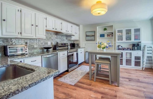 Dover House | Spacious 6BR close to Portsmouth, beaches and UNH