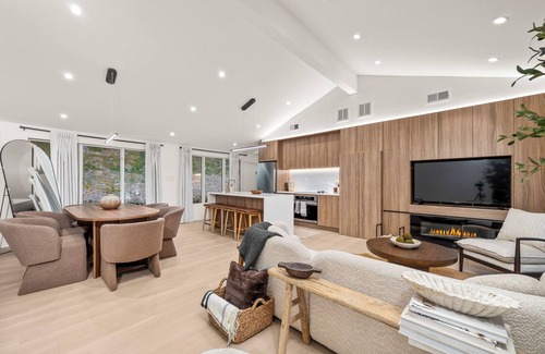 East Durham House | Spacious 6BR - Hot Tubs - Pond - Playground